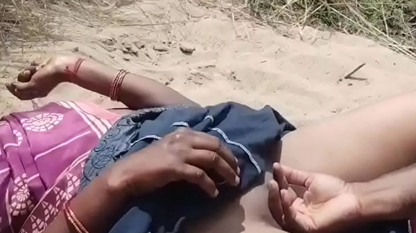 Sexi Choda Chodi Bihari Up - Sexy Bihari bhabhi ki village sex chudai video - Desi Bf