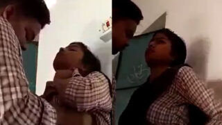 Classroom mein desi teacher student sex karte hue