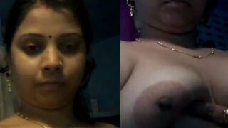 Beautiful bhabhi nude hokar boobs masalti hui