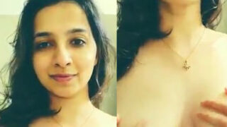 Beautiful Bihari girl apni boobs ko masalti hui