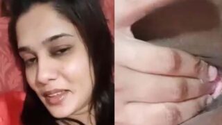 Sexy college girl chut mein ungli karti hui