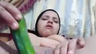 Muslim college girl apni chut me kheera daalti hui