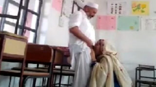 Urdu college mein Muslim teachers sex karte hue