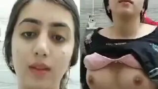 Muslim ladki apni boobs dikha kar dabati hui